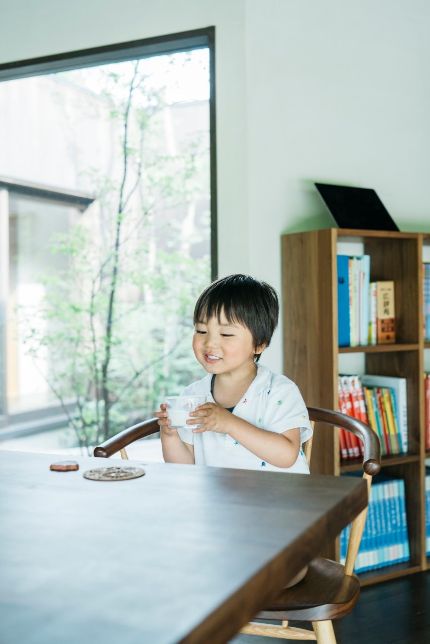 お子様もゆったりと包む高山ウッドワークスのチェアとアルゴリズムのダイニングテーブルルシファ