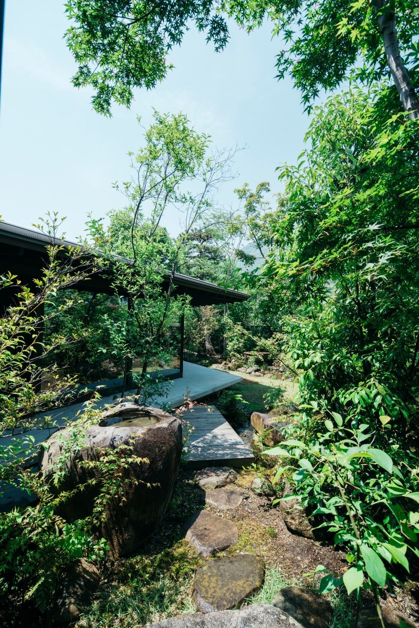 アルゴリズムの家具が並ぶリビングの外に広がる日本庭園