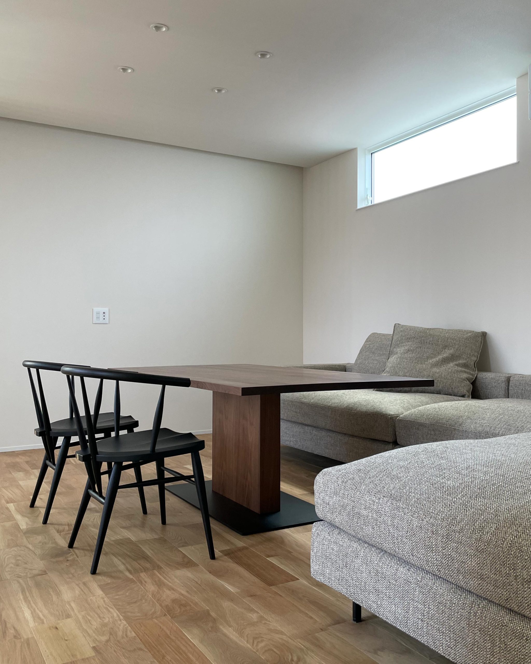 部屋の中央にあるエドワードダイニングテーブル